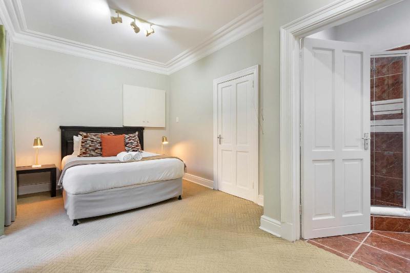 Beachside Villa - 2 minute walk to Camps Bay Beach - image 5