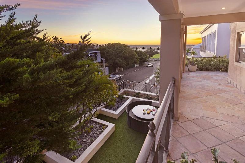 Beachside Villa - 2 minute walk to Camps Bay Beach - image 16