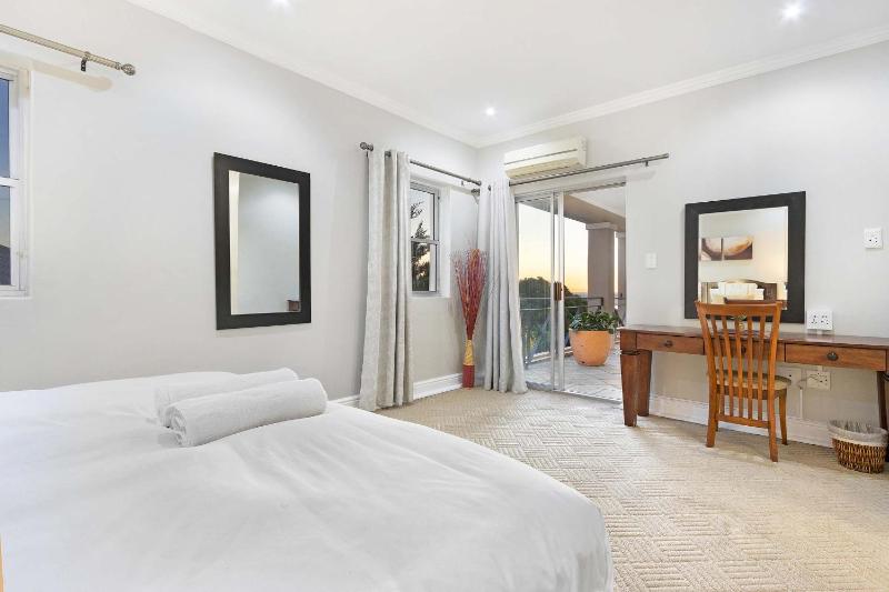 Beachside Villa - 2 minute walk to Camps Bay Beach - image 4