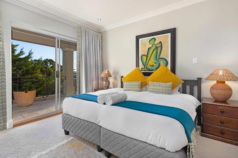Beachside Villa - 2 minute walk to Camps Bay Beach - image 11