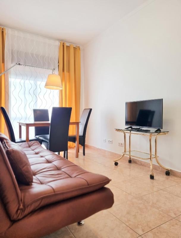 Spacious Apartment in Faro 92 m² with Terrace - image 1
