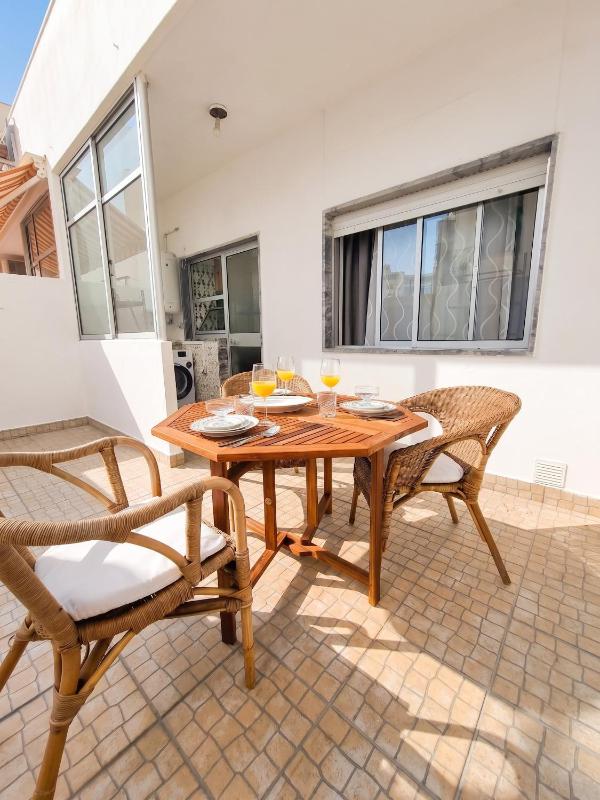 Spacious Apartment in Faro 92 m² with Terrace - image 4