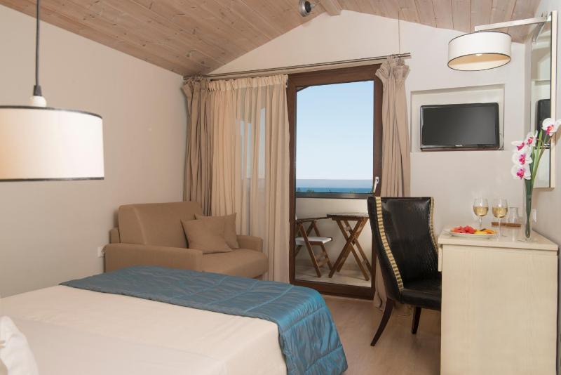 Double Room with Sea View image 3
