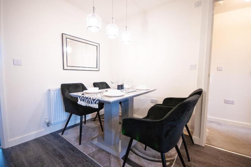 Spacious Luxurious Serviced Accommodation 2 - image 22