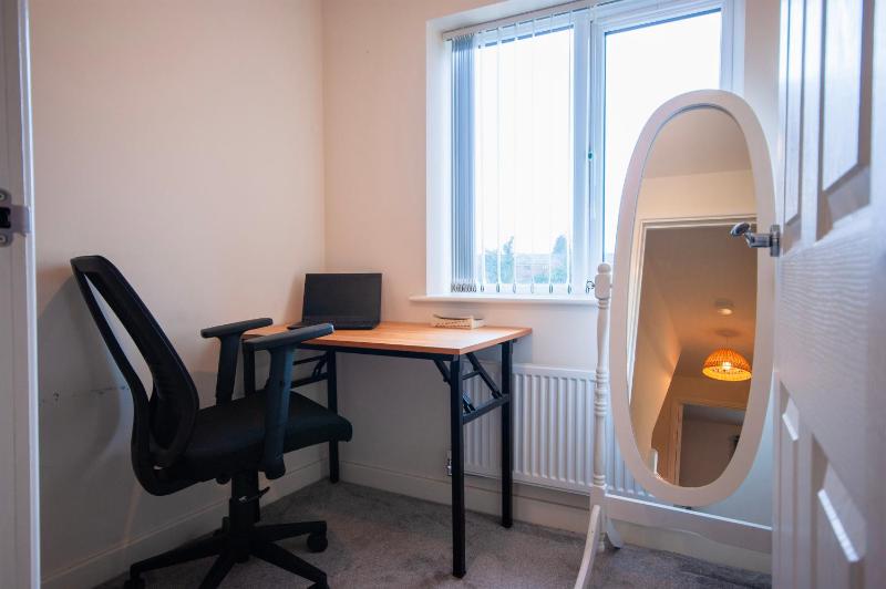 Spacious Luxurious Serviced Accommodation 2 - image 23