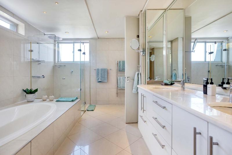 Anella - Luxurious & stylish with panoramic views - image 3