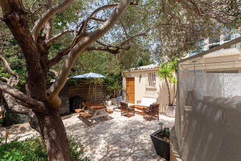 Maison 64 m2 jardin grande piscine - image 16