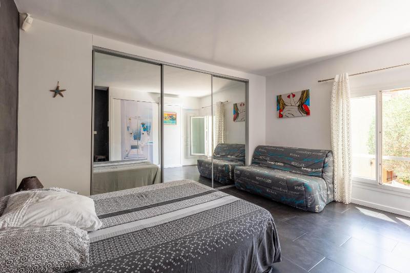 Maison 64 m2 jardin grande piscine - image 6