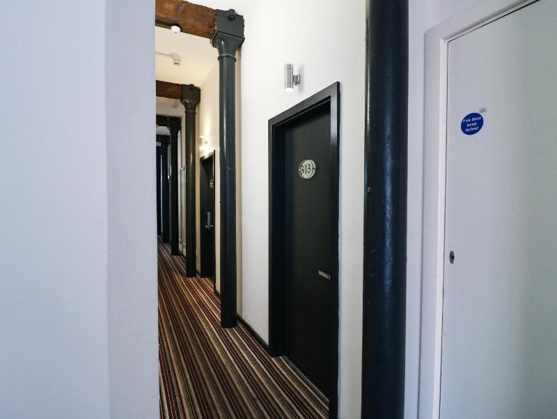 Apartment 304 - image 4