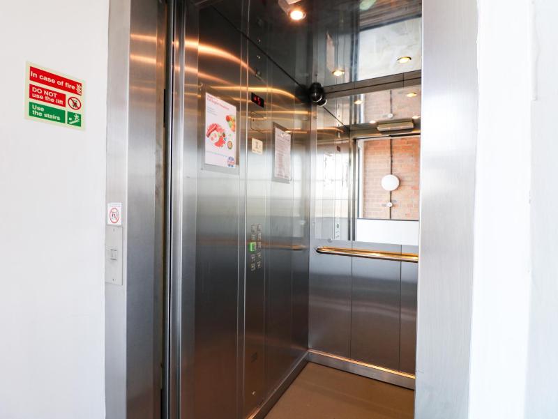Apartment 304 - image 6