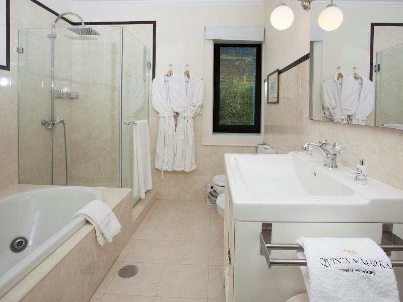 Deluxe Room image 3