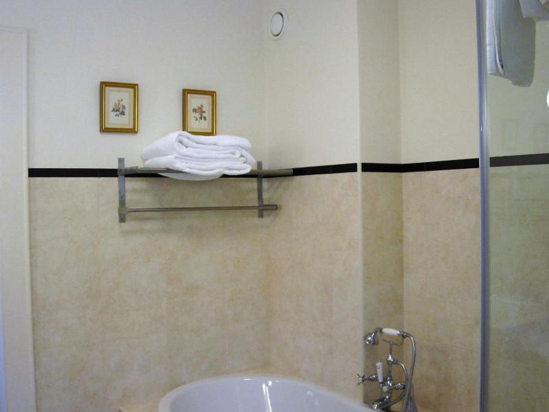 Deluxe Room image 2