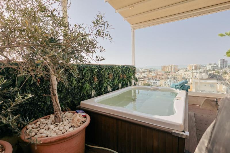 Luxury Penthouse with Jacuzzi and Stunning Views By Buena Vista - image 10