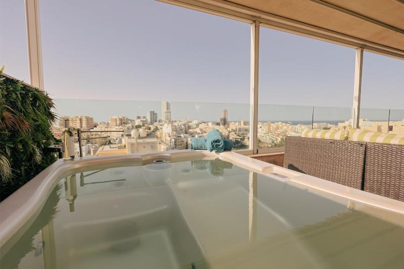 Luxury Penthouse with Jacuzzi and Stunning Views By Buena Vista - image 5