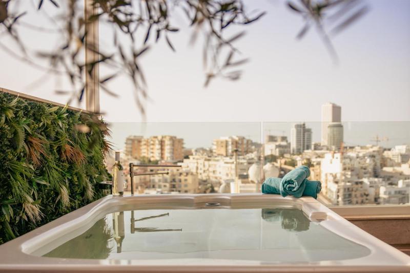 Luxury Penthouse with Jacuzzi and Stunning Views By Buena Vista - image 3