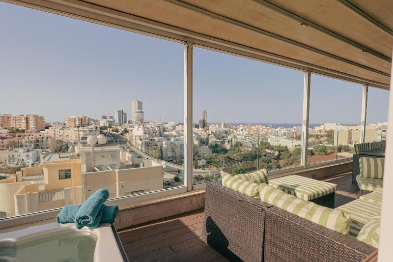 Luxury Penthouse with Jacuzzi and Stunning Views By Buena Vista - image 12