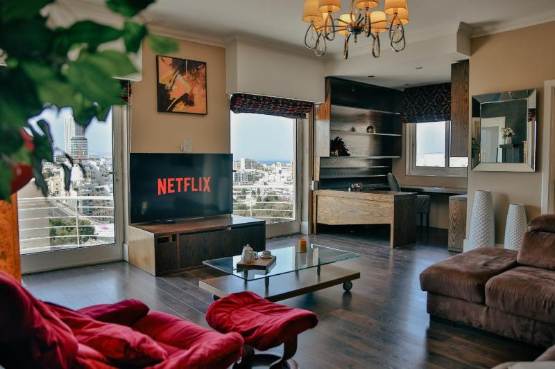 Luxury Penthouse with Jacuzzi and Stunning Views By Buena Vista - image 8