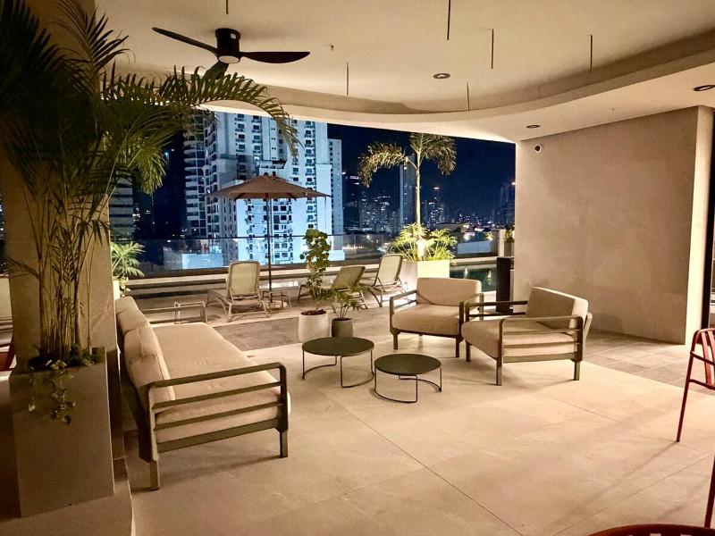 Luxury Quiet Retreat at The Hub - image 5