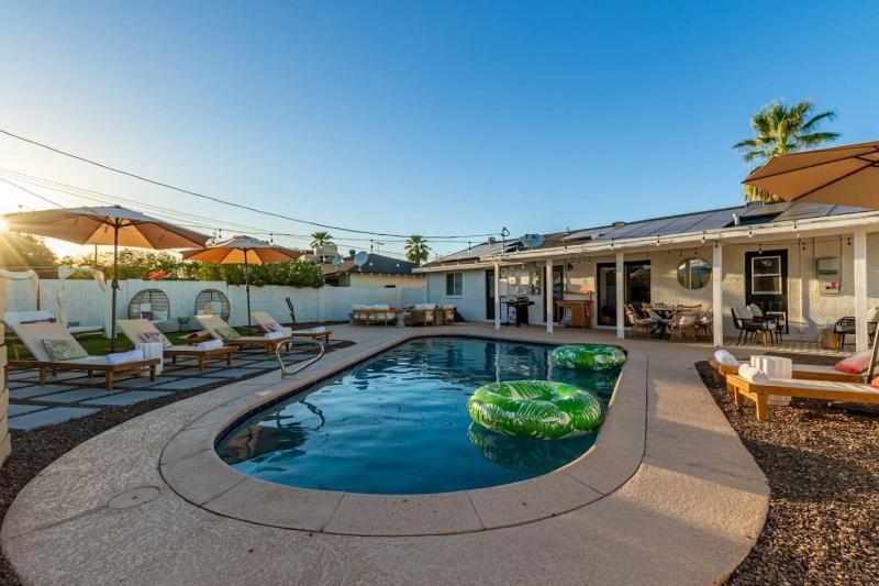Scottsdale Old Town Heated Pool Fire Pit - image 7
