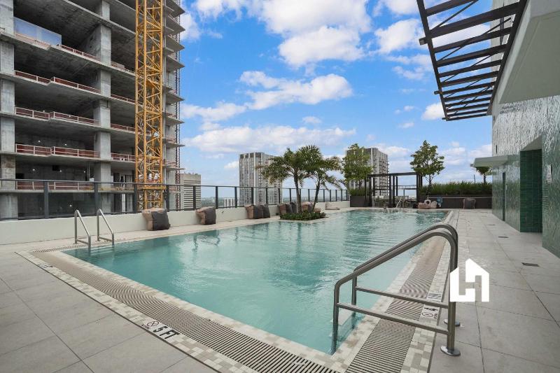 Downtown Studio with Pool Gym & Movie Theater - image 2