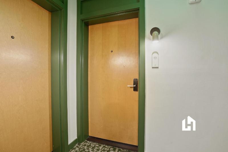 Downtown Studio with Pool Gym & Movie Theater - image 9