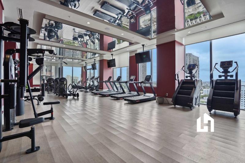 Downtown Studio with Pool Gym & Movie Theater - image 4