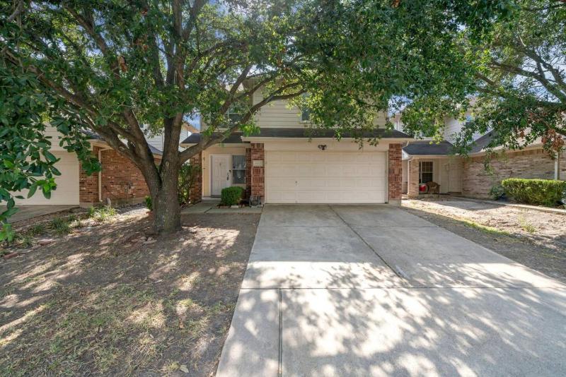 Modern 4BR Retreat with Yard & Air Hockey Table - image 12