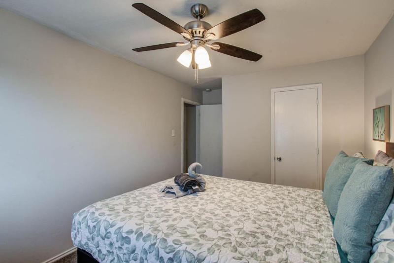 Modern 4BR Retreat with Yard & Air Hockey Table - image 16