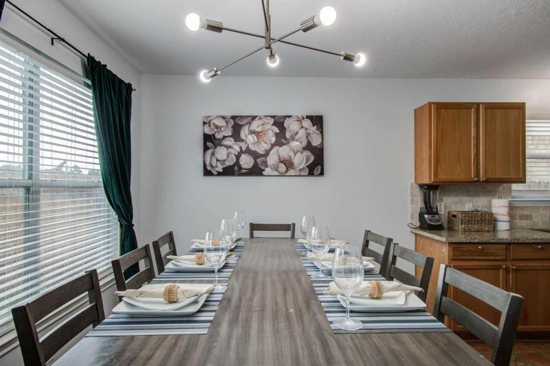 Modern 4BR Retreat with Yard & Air Hockey Table - image 2