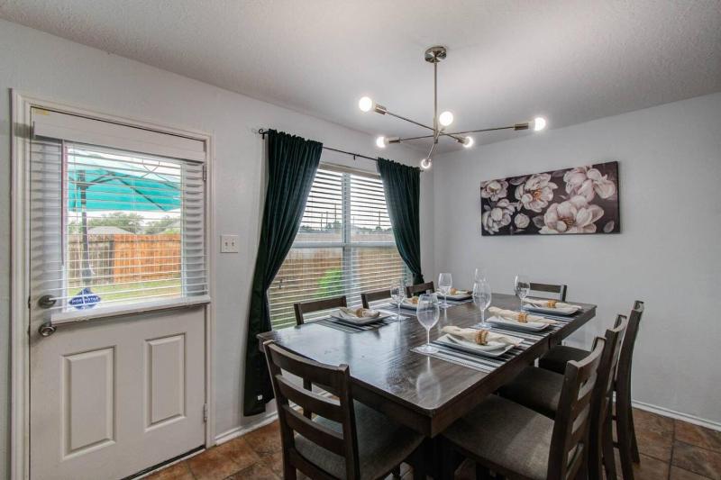 Modern 4BR Retreat with Yard & Air Hockey Table - image 7