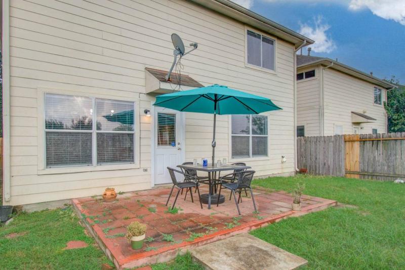 Modern 4BR Retreat with Yard & Air Hockey Table - image 13