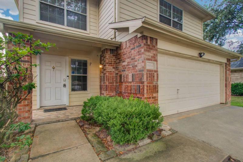 Modern 4BR Retreat with Yard & Air Hockey Table - image 8