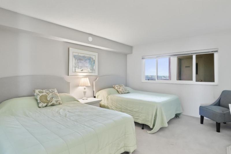 Two Bedroom Corner Condo with Panoramic Gulf Views - image 13