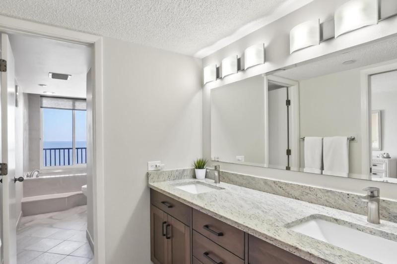 Two Bedroom Corner Condo with Panoramic Gulf Views - image 11