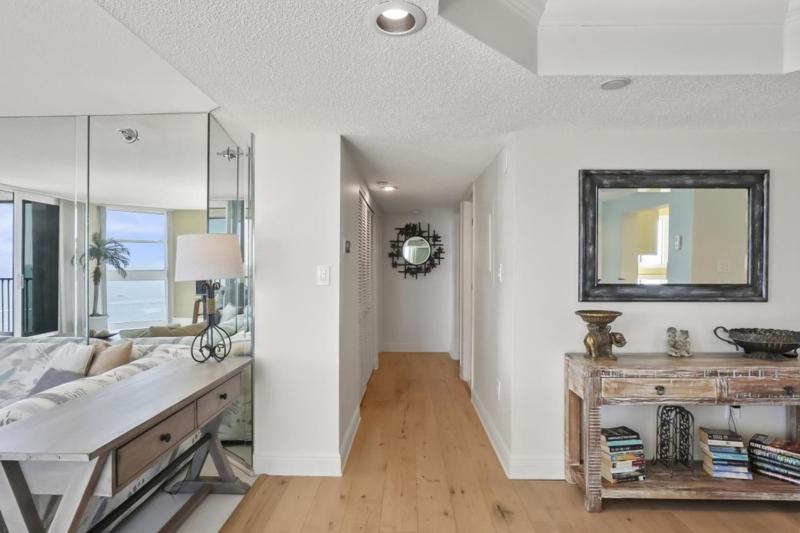 Two Bedroom Corner Condo with Panoramic Gulf Views - image 9