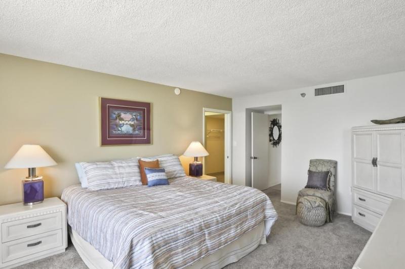 Two Bedroom Corner Condo with Panoramic Gulf Views - image 7