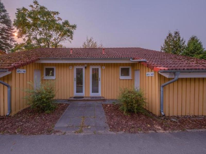 Heimeliger Doppelbungalow mit Terrasse im Ferienpark Mirow - image 14