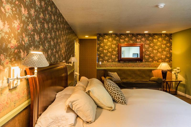 Deluxe King Room image 2