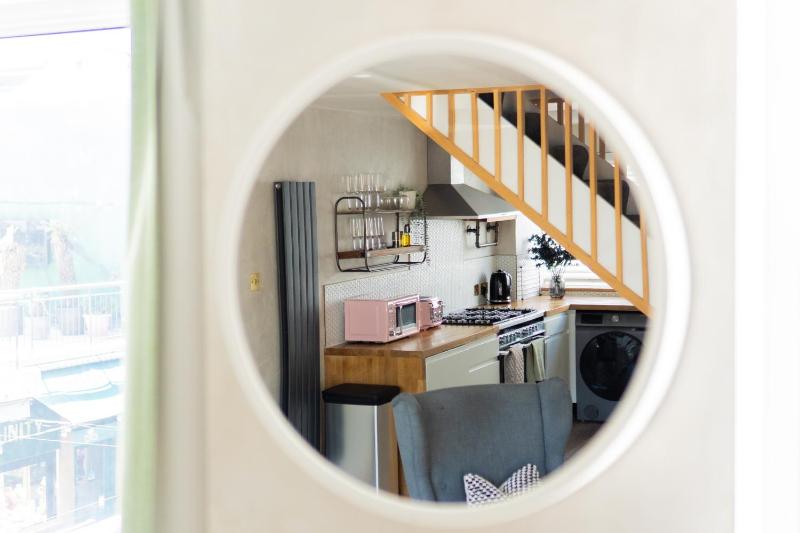 Boutique-Style Apartment in Heart of Brighton Lanes - image 26