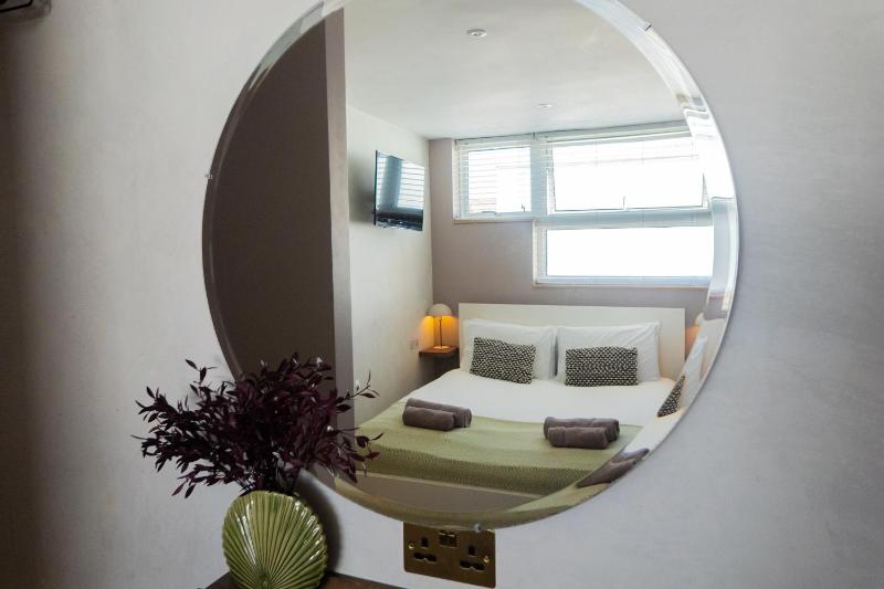 Boutique-Style Apartment in Heart of Brighton Lanes - image 34