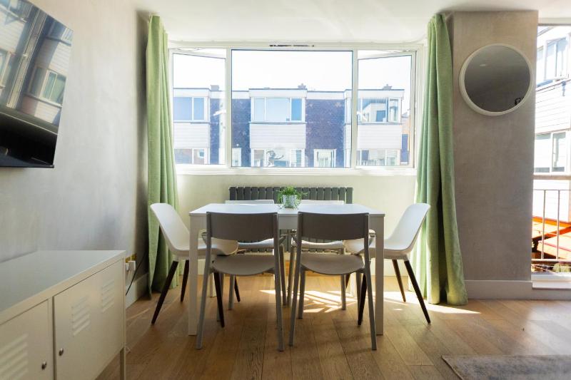 Boutique-Style Apartment in Heart of Brighton Lanes - image 17