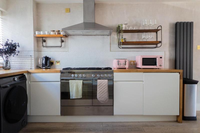 Boutique-Style Apartment in Heart of Brighton Lanes - image 35