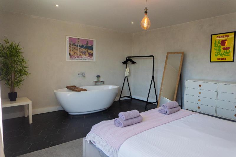 Boutique-Style Apartment in Heart of Brighton Lanes - image 41