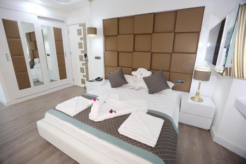 Deluxe Suite image 2