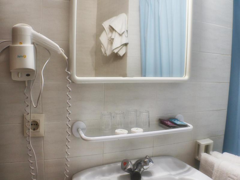 Quadruple Room image 2