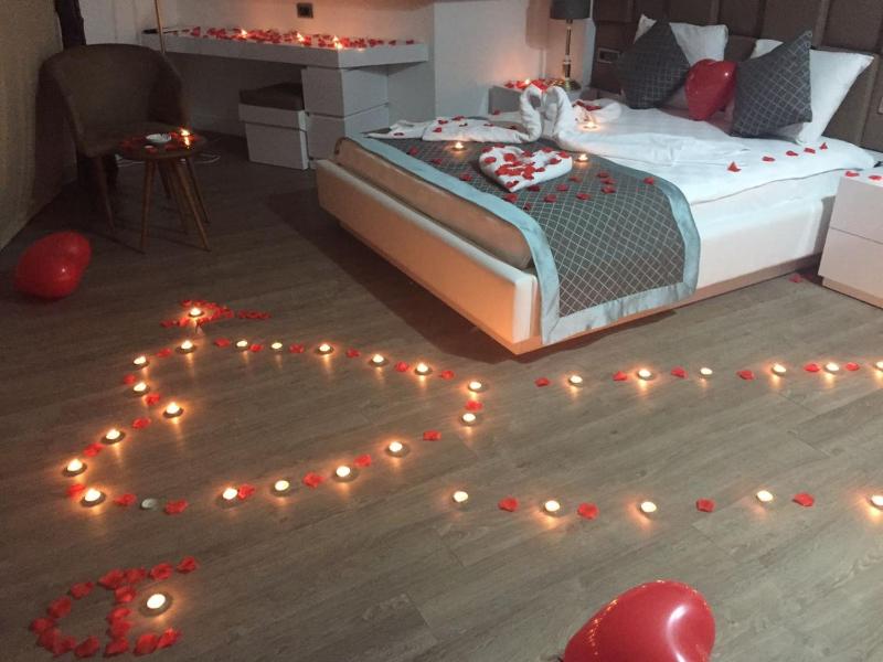 Honeymoon Suite image 2