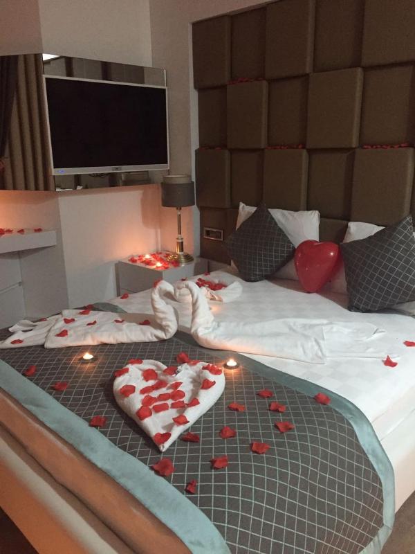 Honeymoon Suite image 4