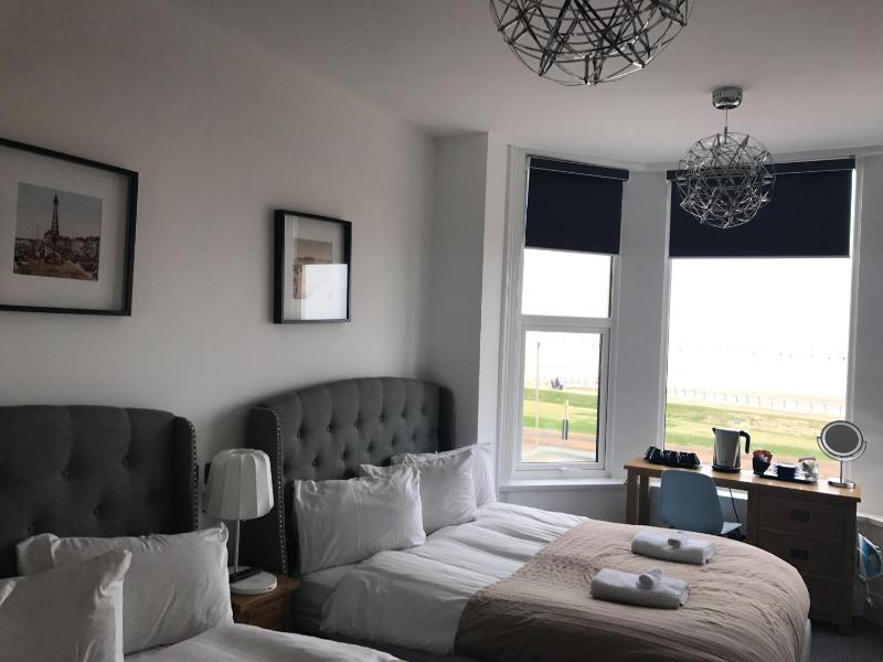 Large Sea View Family Room image 4