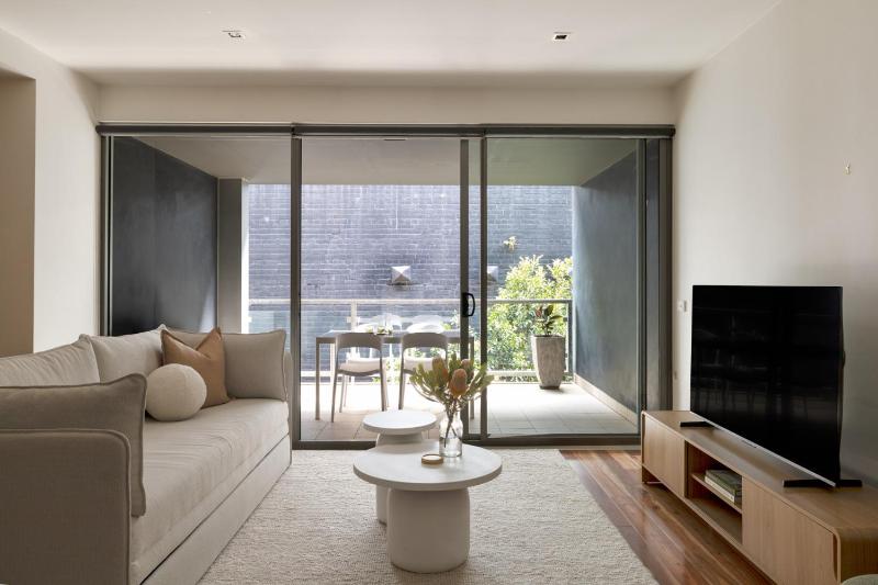 2BR Stylish and Spacious - Prime Richmond Location - image 1