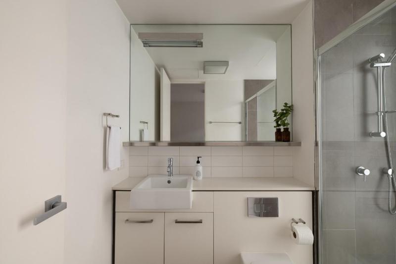 2BR Stylish and Spacious - Prime Richmond Location - image 6